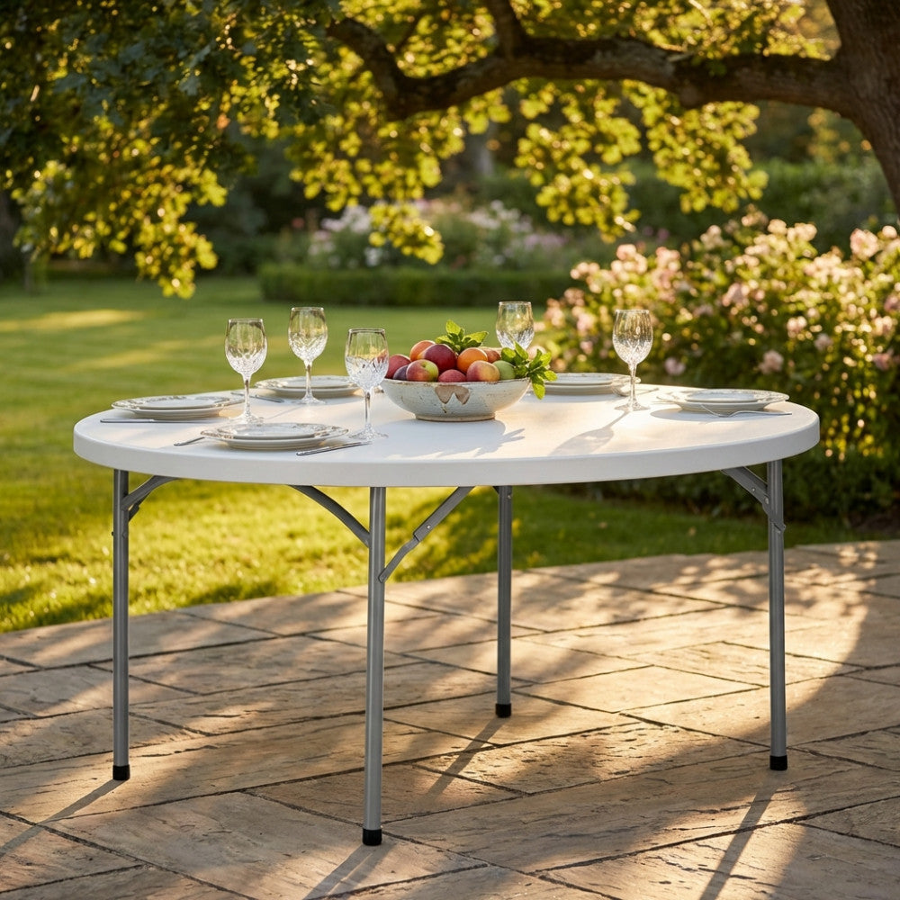 Dettaglio della superficie liscia del tavolo da catering bianco sotto la luce naturale del sole pomeridiano.
