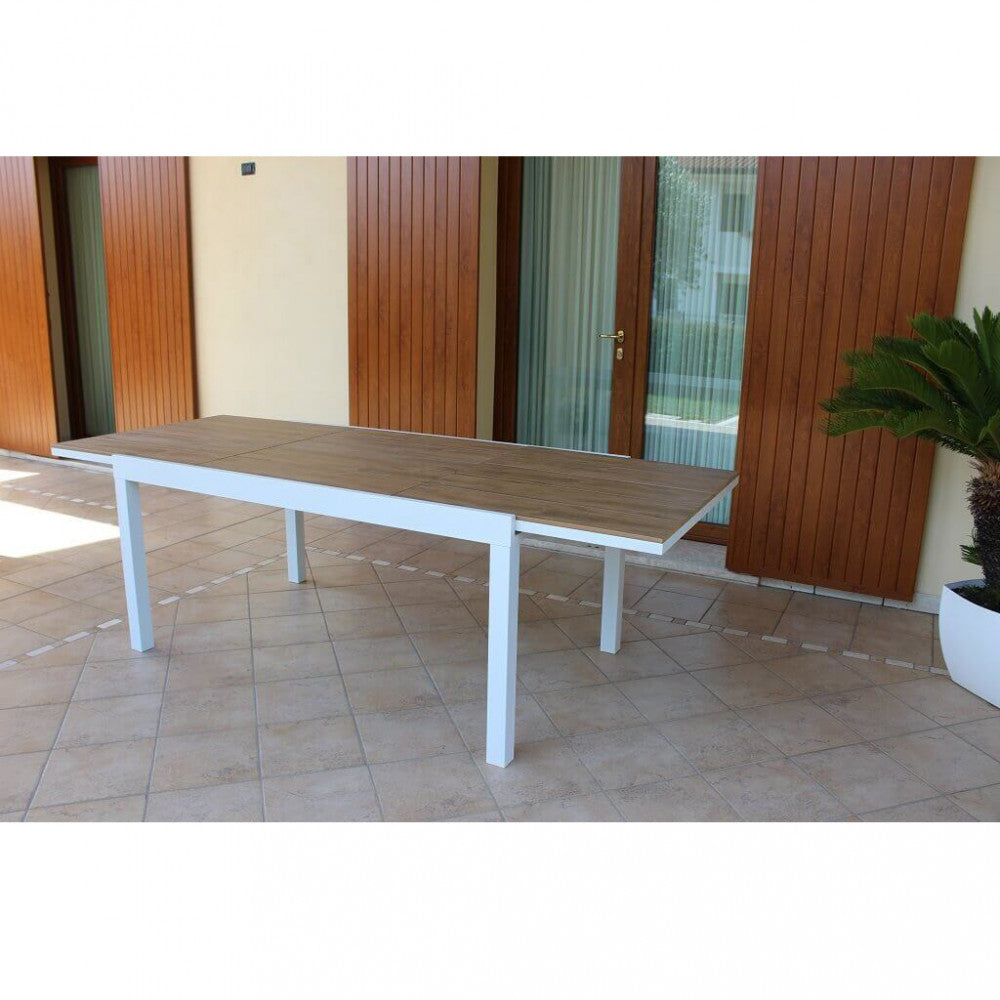 Tavolo da pranzo outdoor Cosma Cayman allestito a bordo piscina