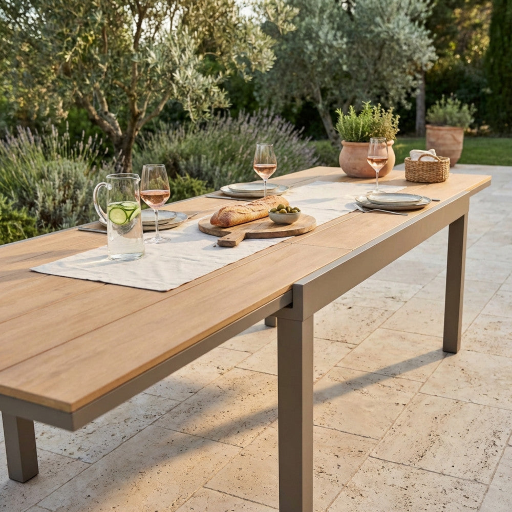 Dettaglio del piano in polywood del tavolo Cayman con mise en place elegante.