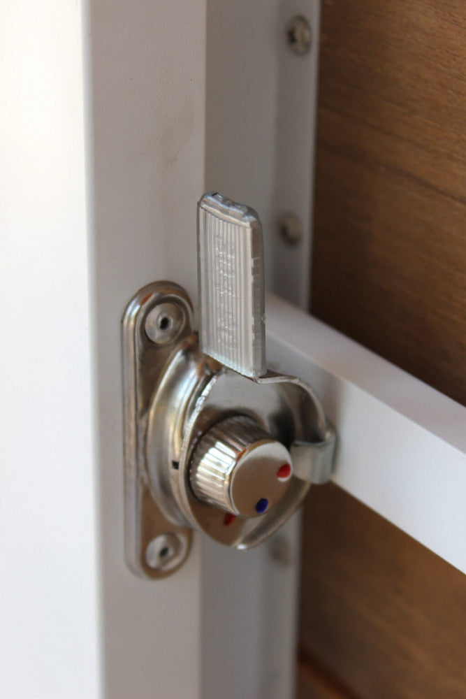Primo piano del sistema di bloccaggio di sicurezza in metallo del tavolo allungabile.