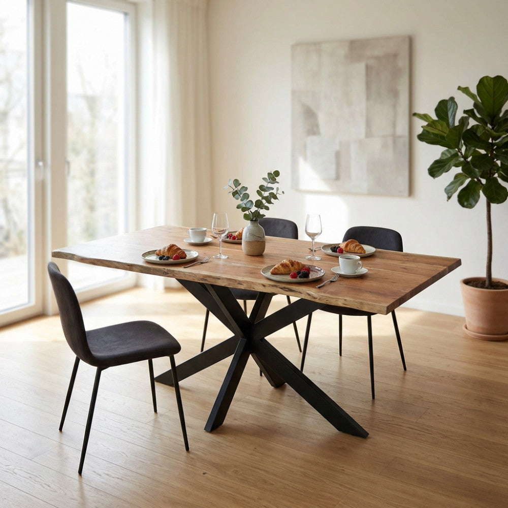 Tavolo da pranzo CHASE in legno e metallo allestito per la colazione in un luminoso open space.