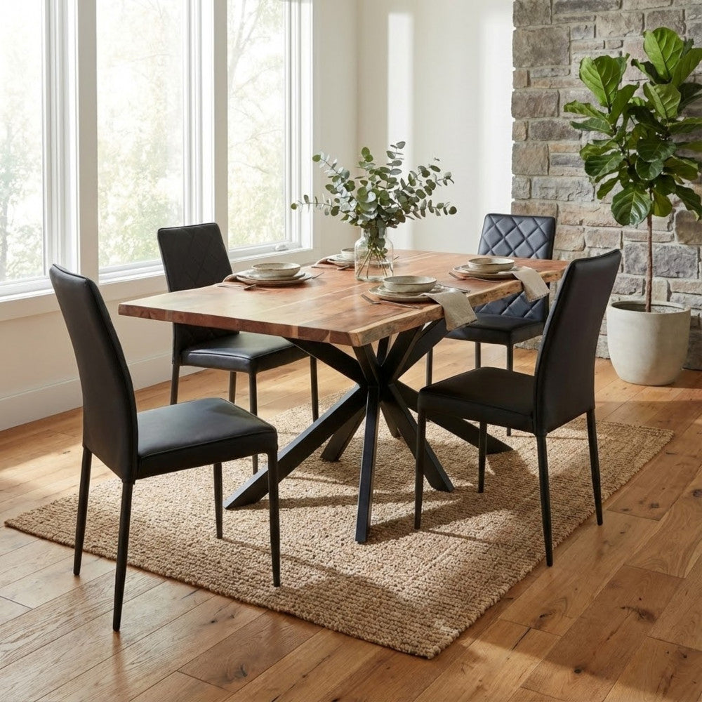 Tavolo CHASE in legno massello inserito in una sala da pranzo rustico-moderna con sedie in pelle nera.