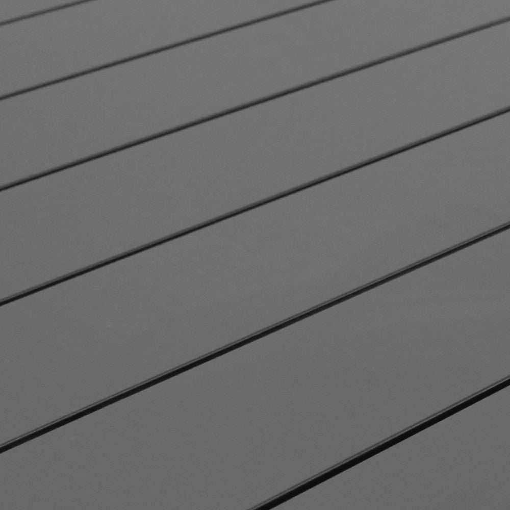 Texture e finitura opaca delle doghe in alluminio del piano del tavolo.
