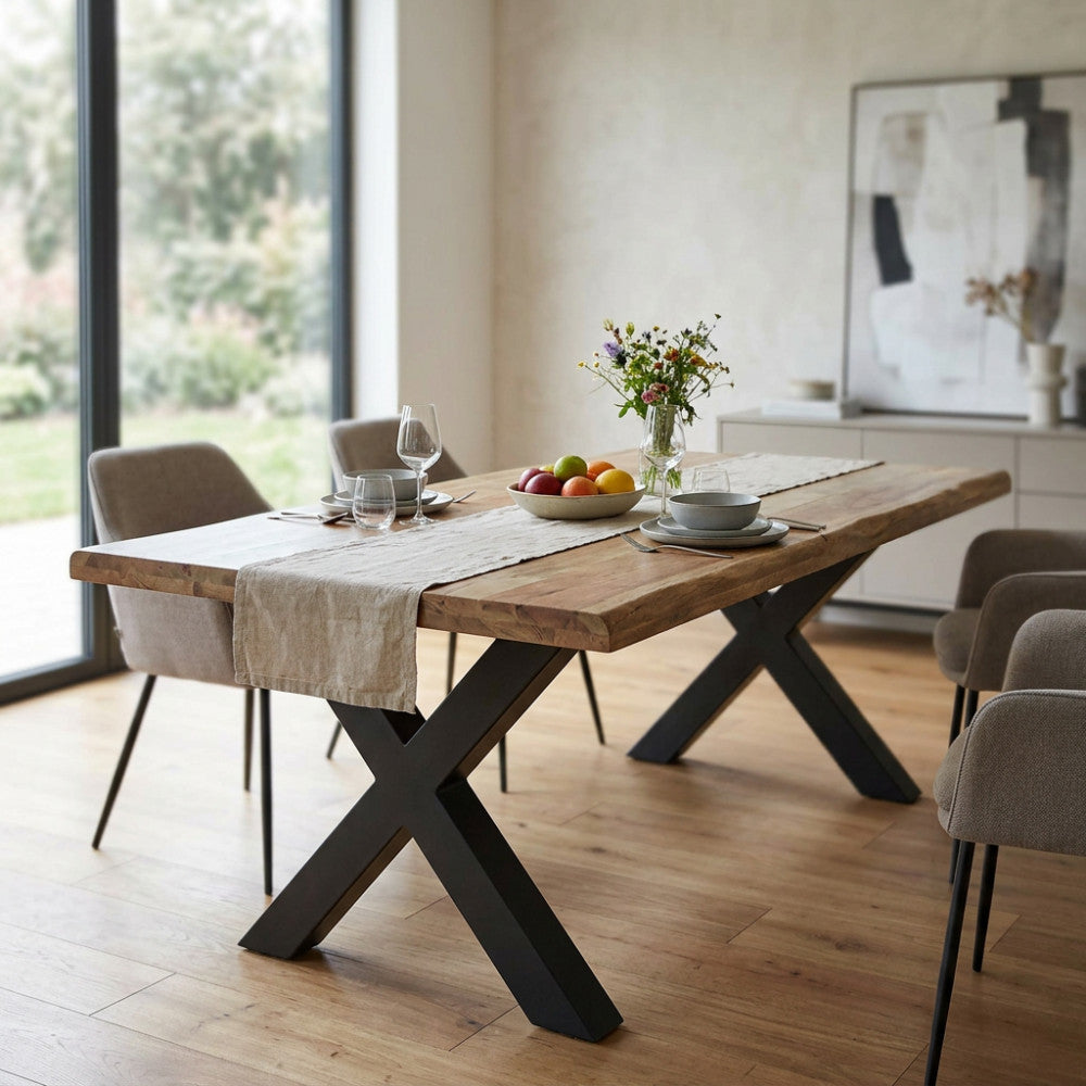 Tavolo da pranzo in legno e metallo Conrad ambientato in una sala luminosa con sedute in tessuto.