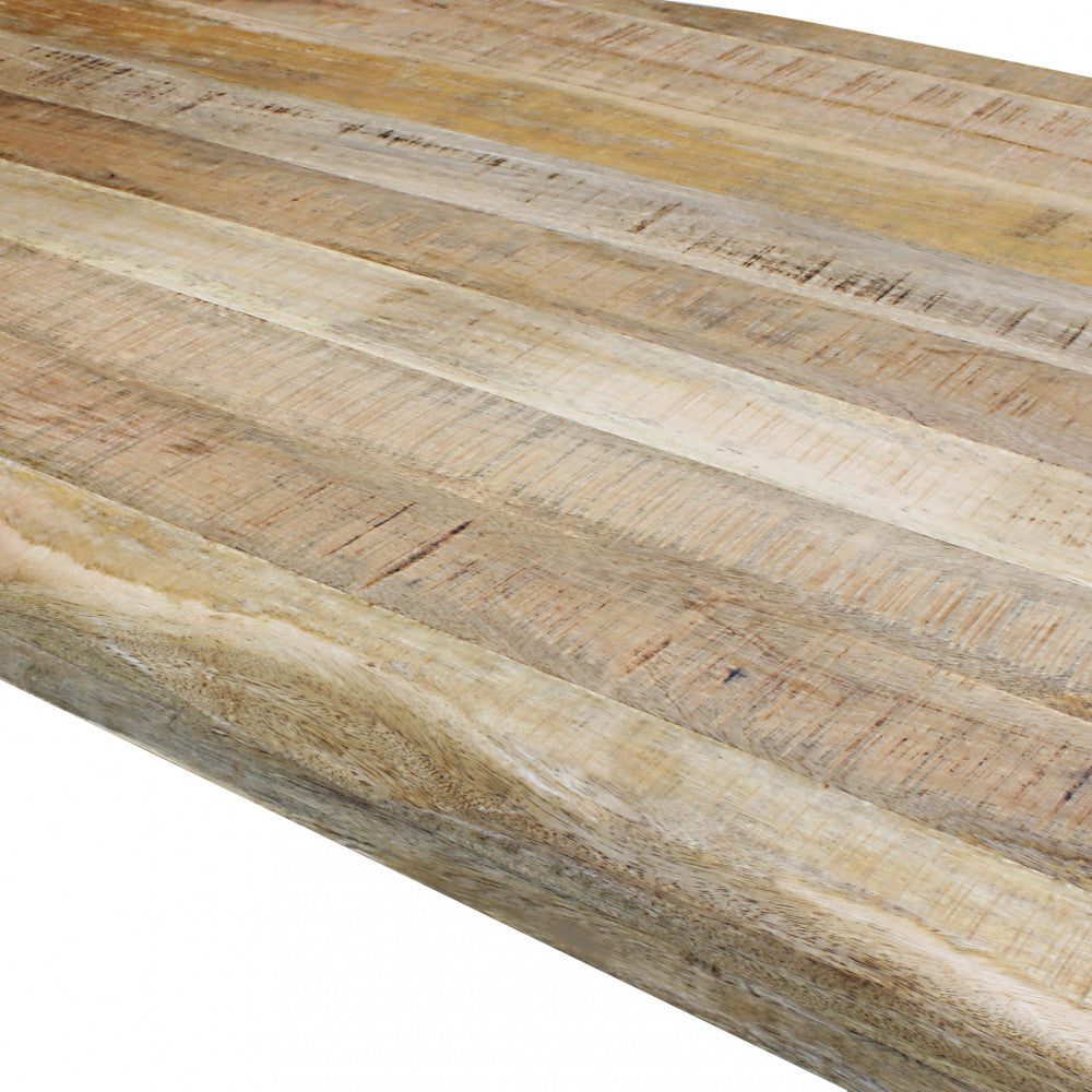 Primo piano della superficie in legno del tavolo Conrad, evidenziando la texture materica e le sfumature naturali.