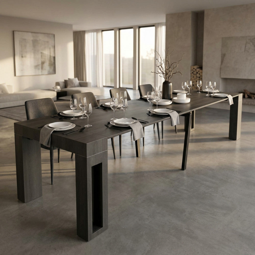 Tavolo consolle allungabile Darius in melaminico antracite, completamente esteso a 300 cm in una sala da pranzo moderna e luminosa.