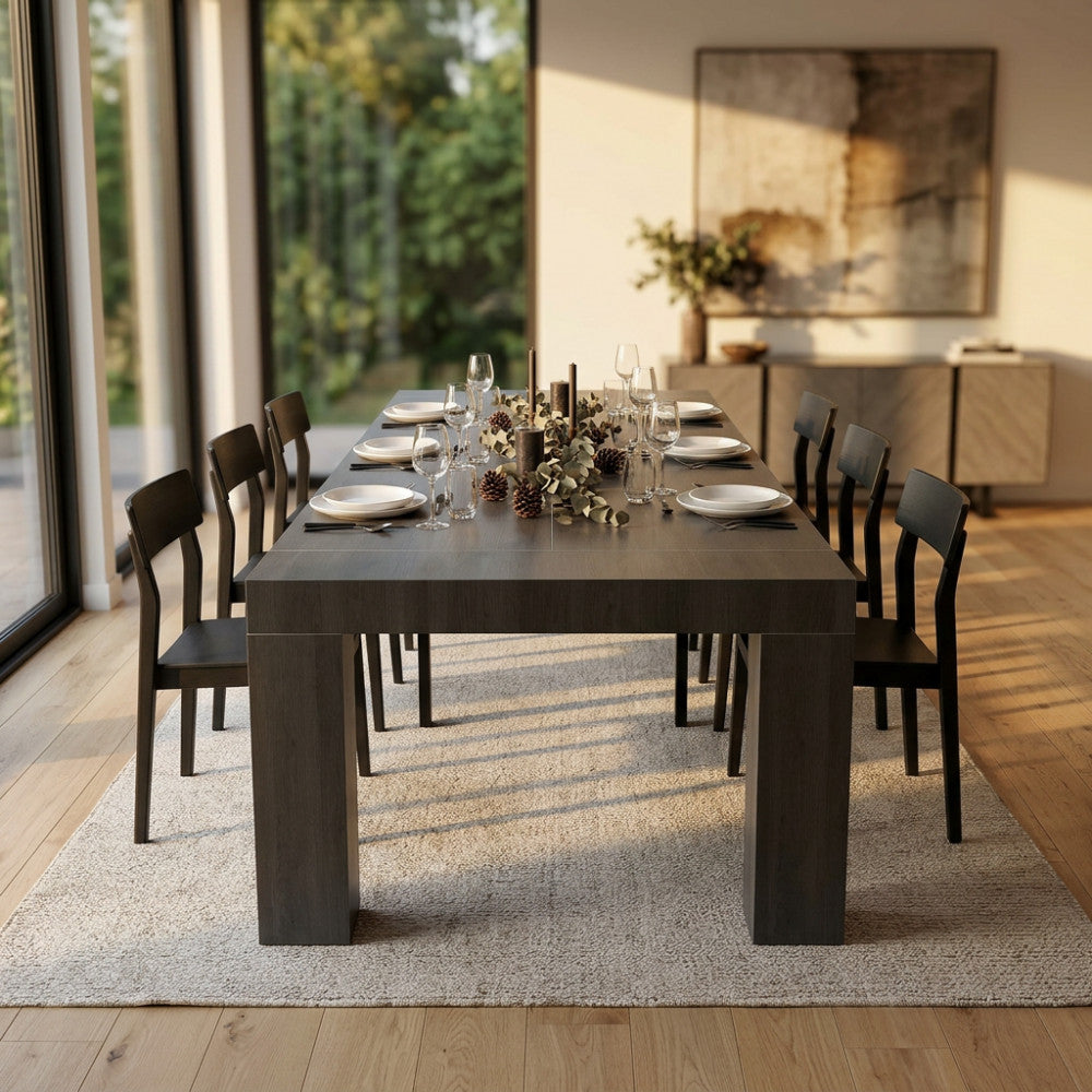 Dettaglio del tavolo Darius allestito per una cena elegante, mostrando la texture effetto legno e la solidità della struttura.