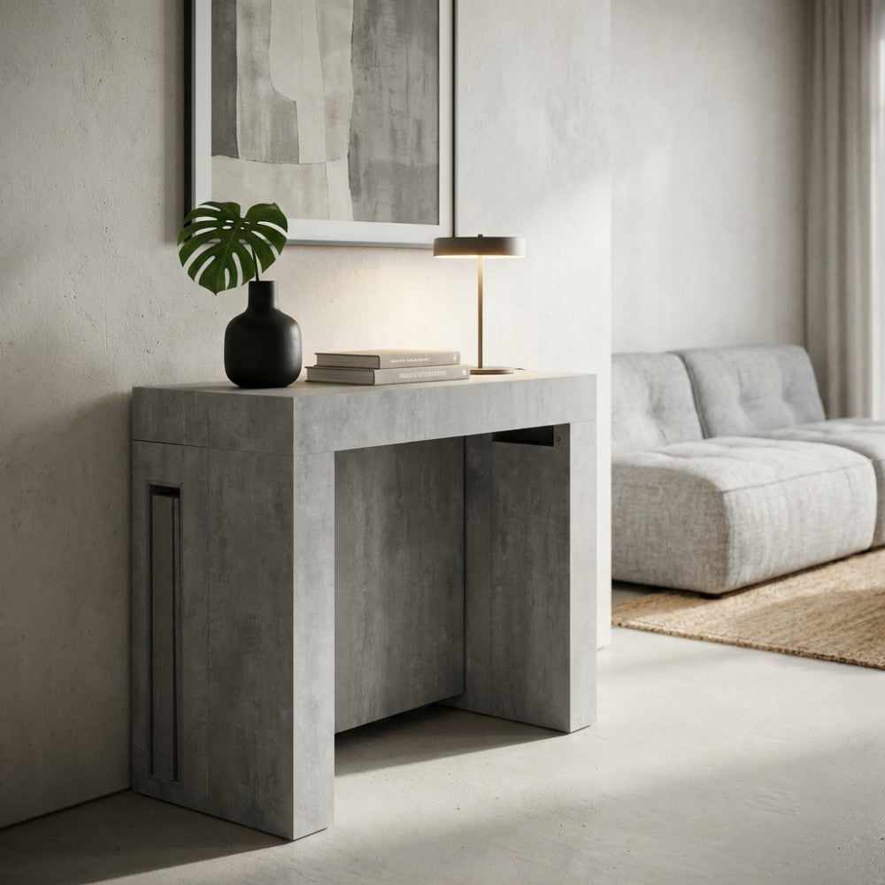Tavolo consolle Darius chiuso a parete, utilizzato come elegante piano d'appoggio con vaso e lampada.