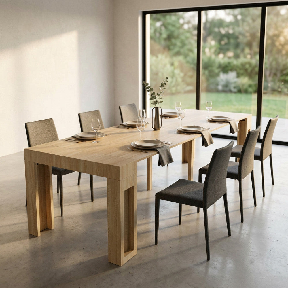 Tavolo da pranzo allungabile Darius in rovere chiaro allestito in una sala da pranzo moderna e luminosa.