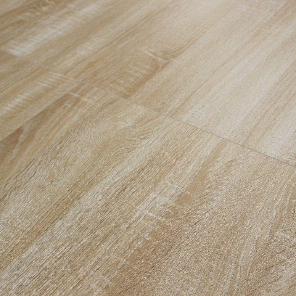 Dettaglio ravvicinato della finitura materica in melaminico effetto rovere chiaro.