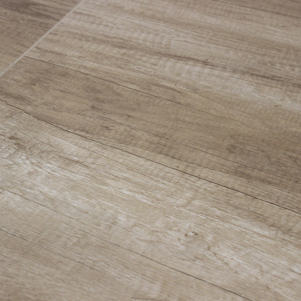 Primo piano della superficie in melaminico rovere grigio con venature tattili del tavolo Darius.