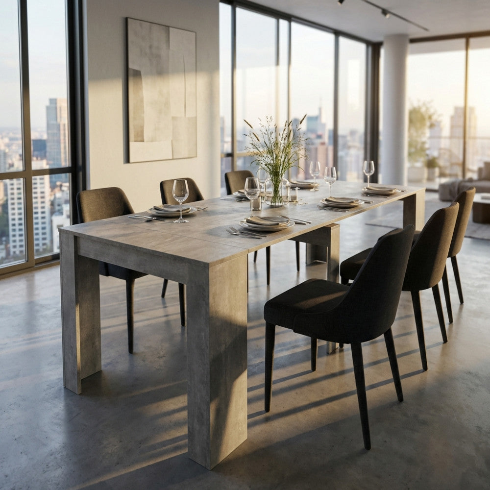 Vista panoramica del tavolo da pranzo Dave esteso, circondato da sedie scure in un appartamento di lusso con ampie vetrate.