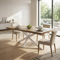 Tavolo da pranzo Corey in legno e metallo bianco ambientato in un luminoso soggiorno moderno con dettagli naturali.