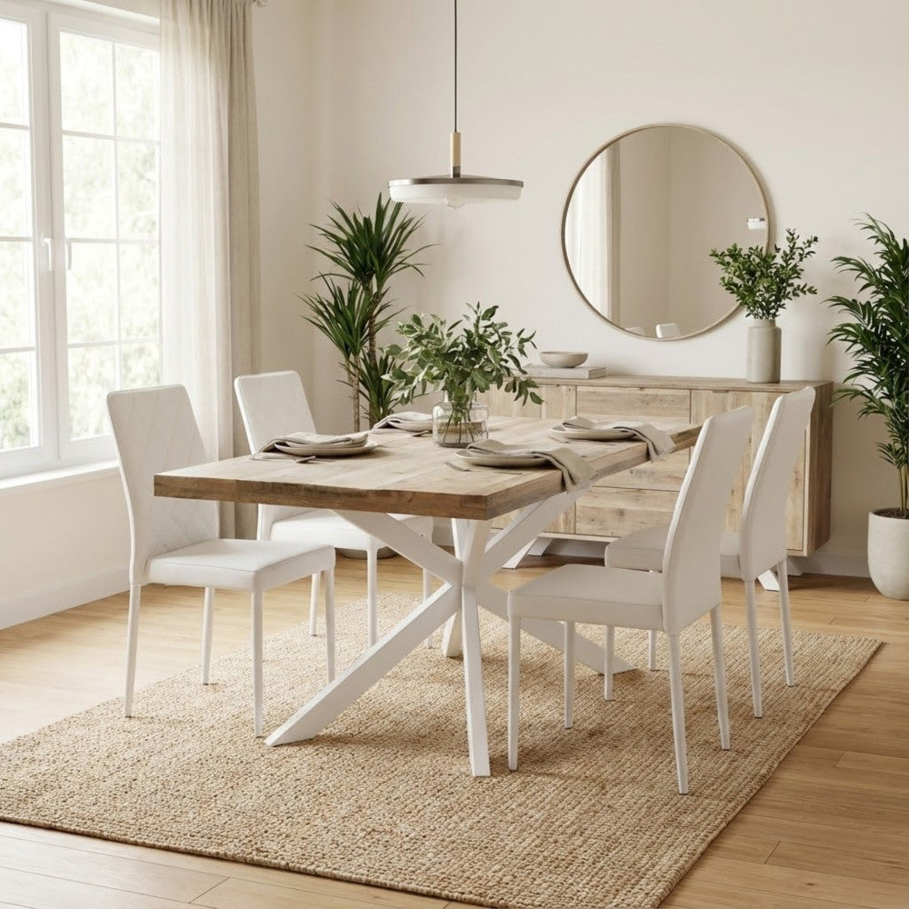 Tavolo Corey in legno e metallo bianco abbinato a sedute chiare in un raffinato ambiente contemporaneo.