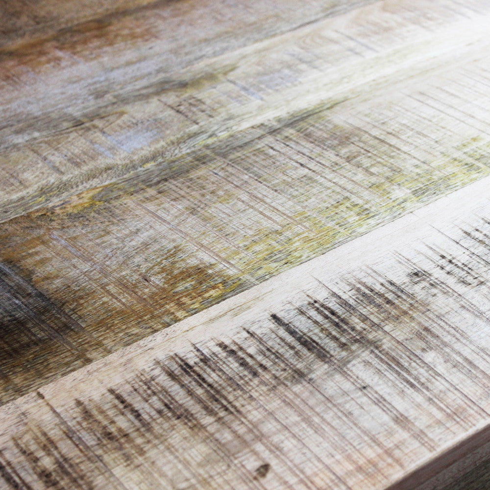 Dettaglio ravvicinato della superficie in legno del tavolo Corey, con texture tattile e sfumature calde.