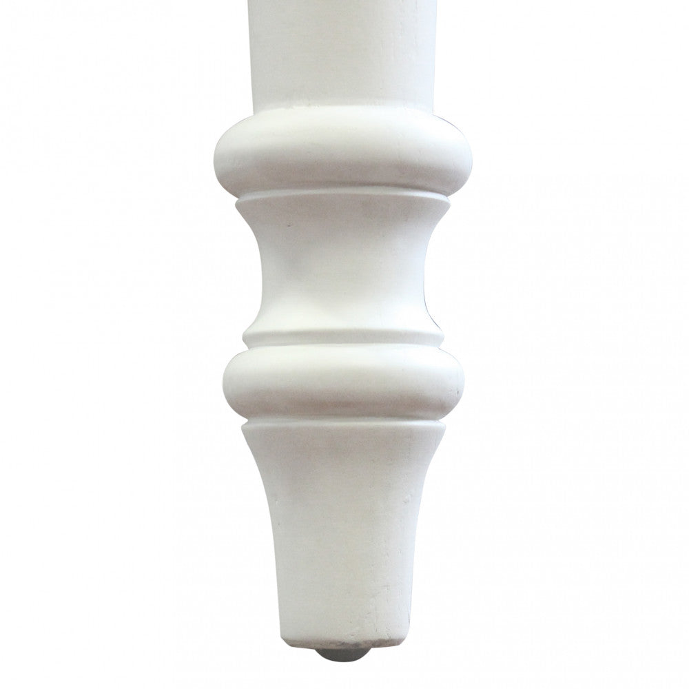 Dettaglio ravvicinato della gamba tornita in legno bianco, che evidenzia la maestria artigianale e il design classico.