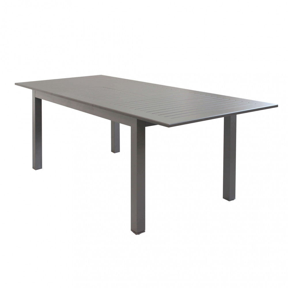 Tavolo outdoor Cosma taupe allestito con sedie abbinate