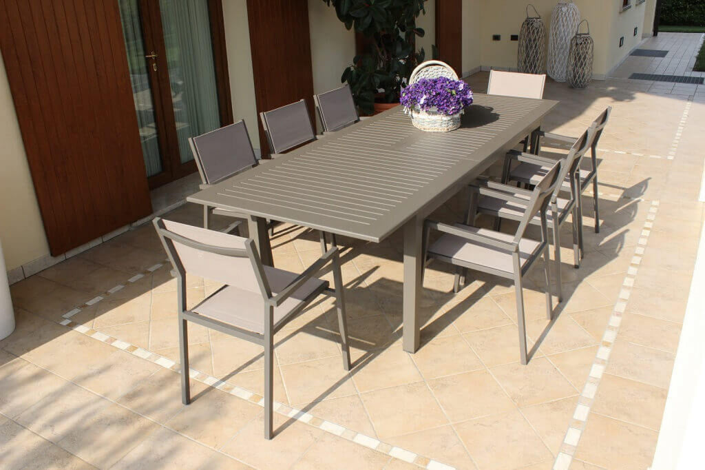 Tavolo da giardino Cuba allungabile 220/280x100 cm in alluminio color taupe, ideale per grandi spazi esterni | Albert Stock