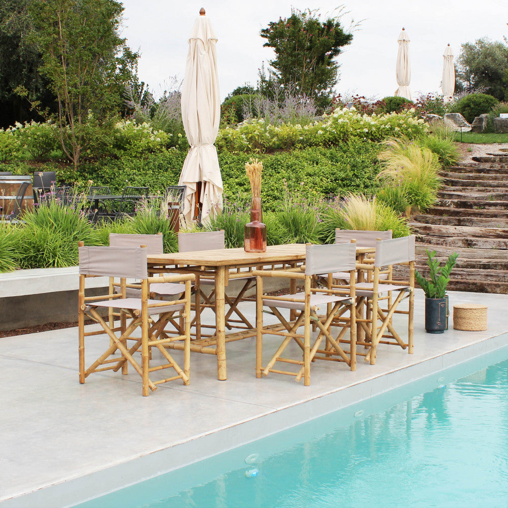 Tavolo rettangolare in bamboo per giardino o balcone dal design naturale ed elegante.