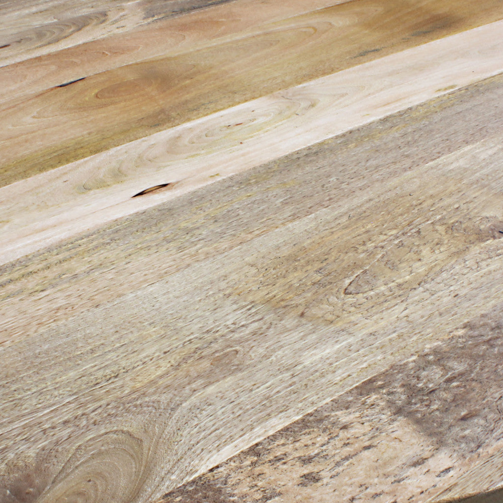 Macro fotografia delle venature naturali e della texture tattile del piano in legno marrone.
