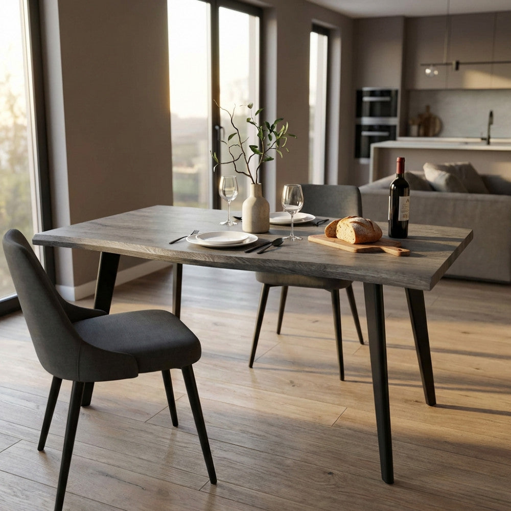 Dettaglio del tavolo da pranzo Dalbert 160x90 cm in un ambiente living luminoso con sedute scure.