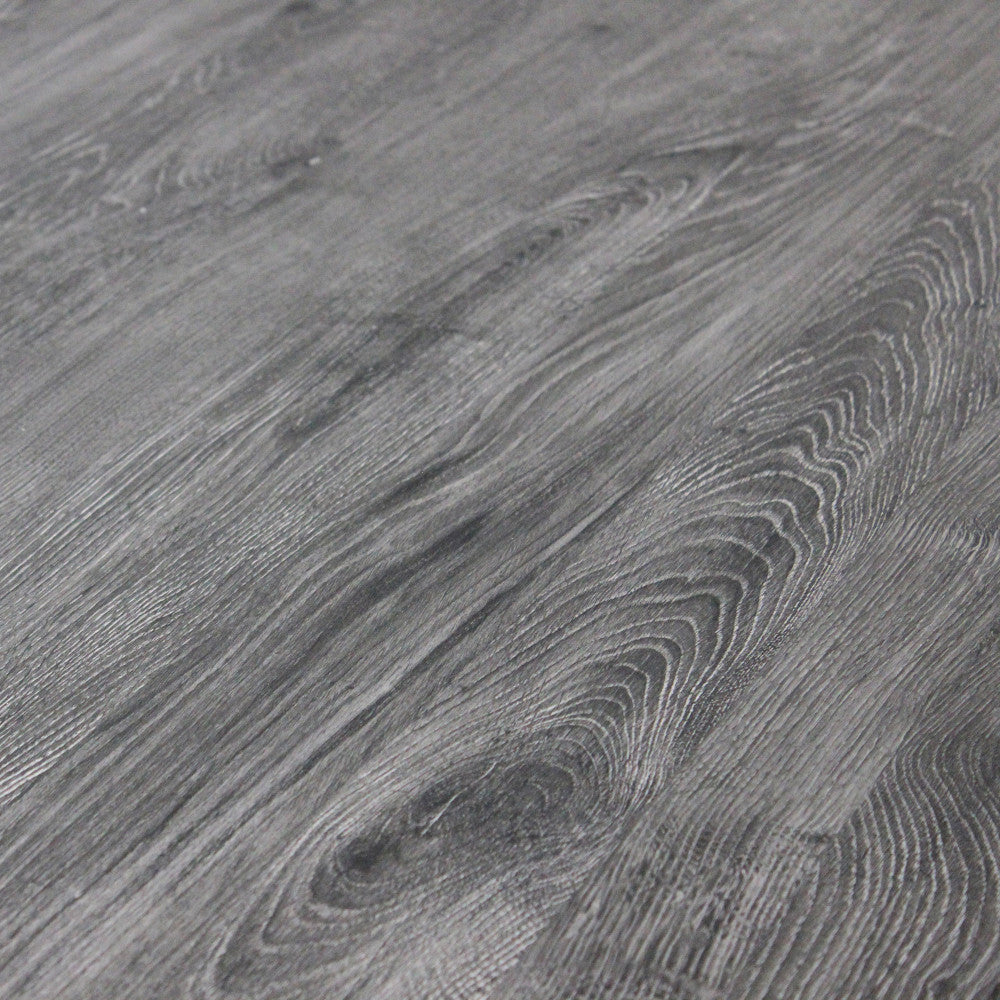 Primo piano della superficie in melaminico effetto legno antracite nero del tavolo Dalbert.