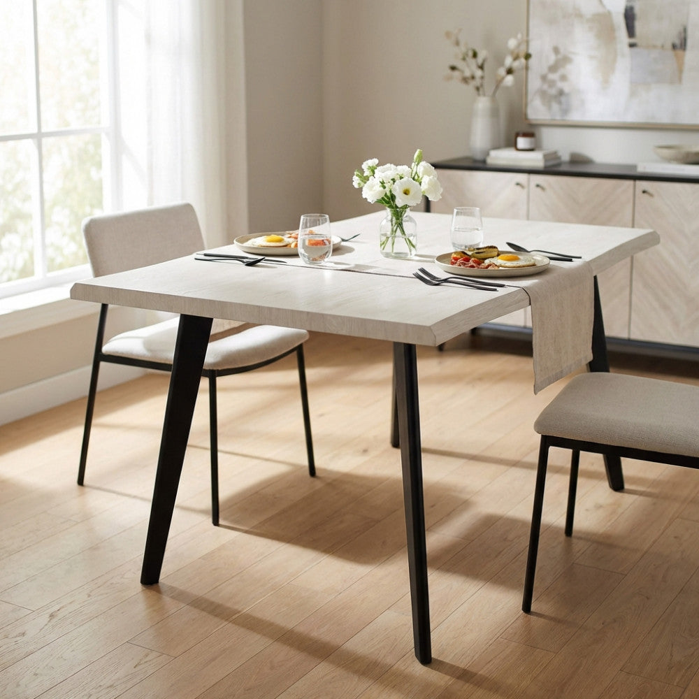 Dettaglio del tavolo da pranzo Dalbert allestito per la colazione in un ambiente moderno e raffinato.