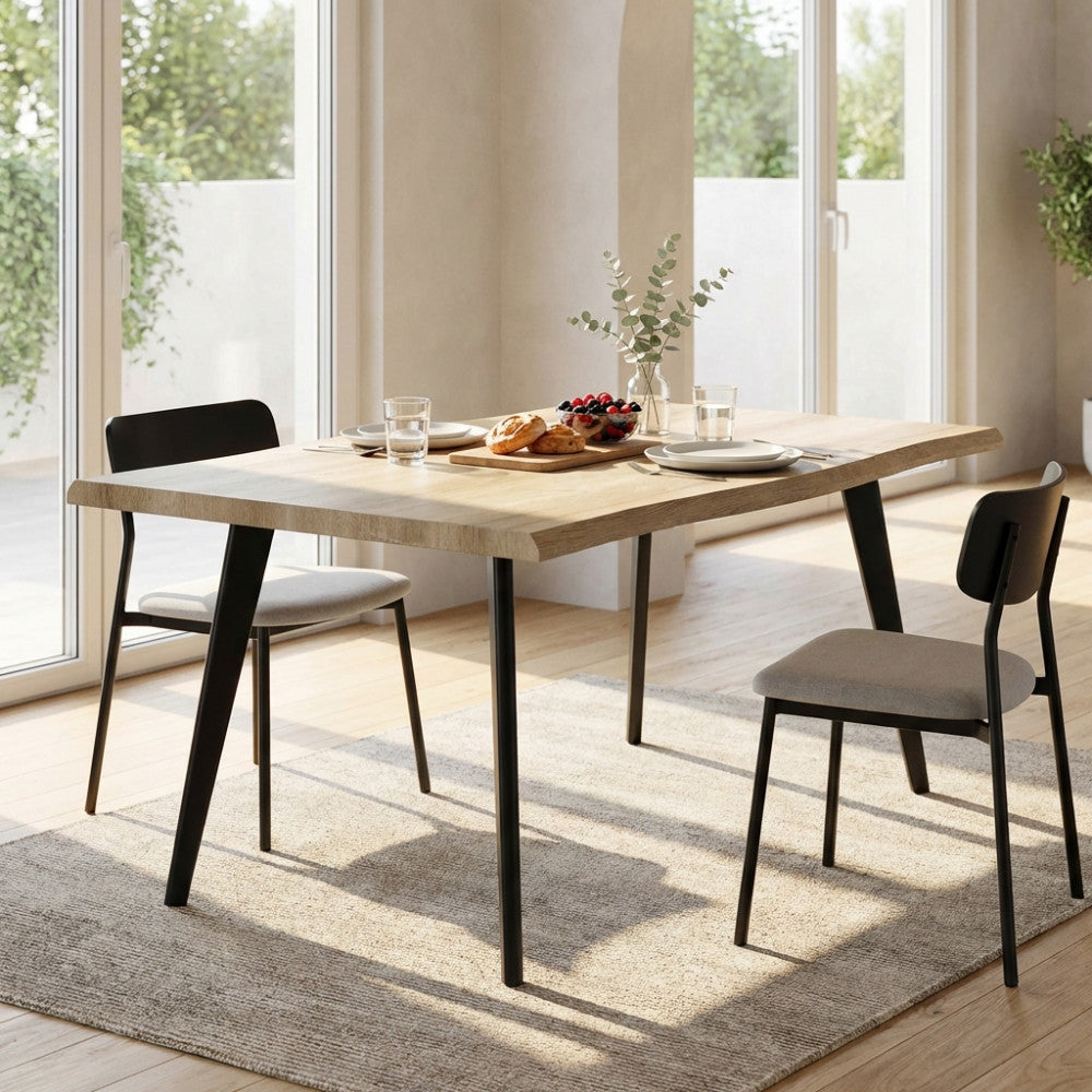 Tavolo da pranzo moderno Dalbert allestito con colazione, abbinato a sedie nere e beige in un ambiente soleggiato.