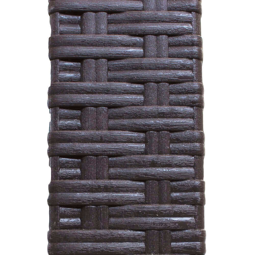 Macro dettaglio della texture in wicker marrone, mostrando la precisione dell'intreccio materico e la finitura robusta.