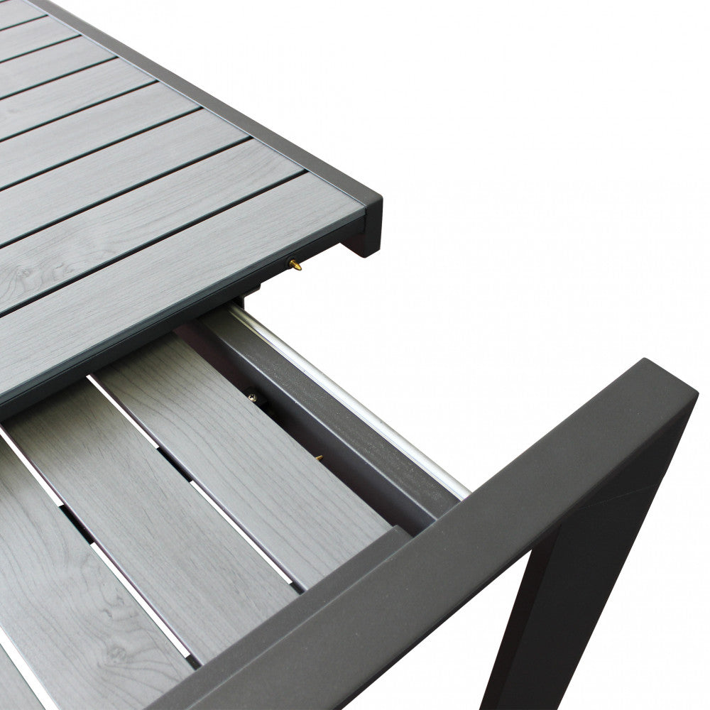 Dettaglio delle doghe in alluminio effetto legno del Tavolo Detroit antracite.