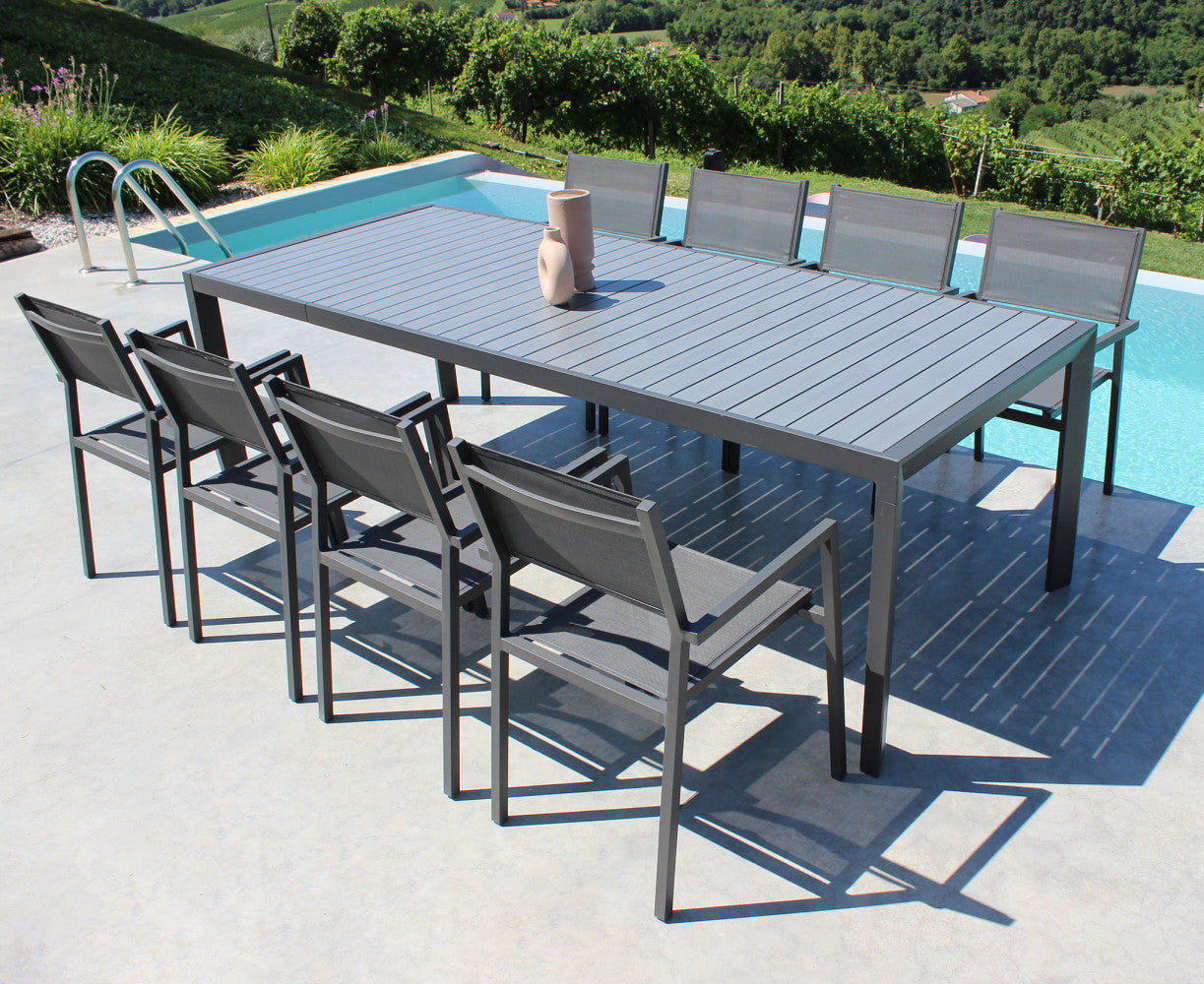 Tavolo Detroit antracite con piano effetto legno esteso su un terrazzo arredato.
