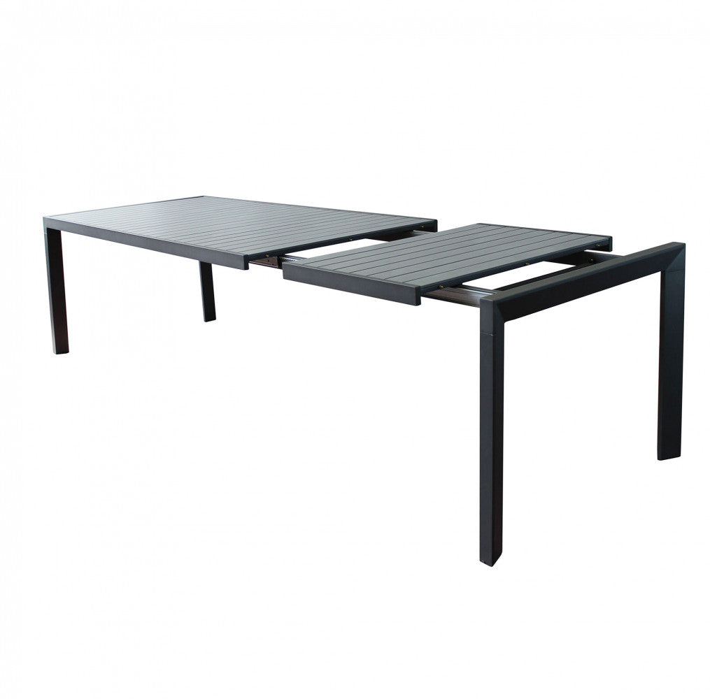 Tavolo Detroit antracite con piano effetto legno esteso su un terrazzo arredato.