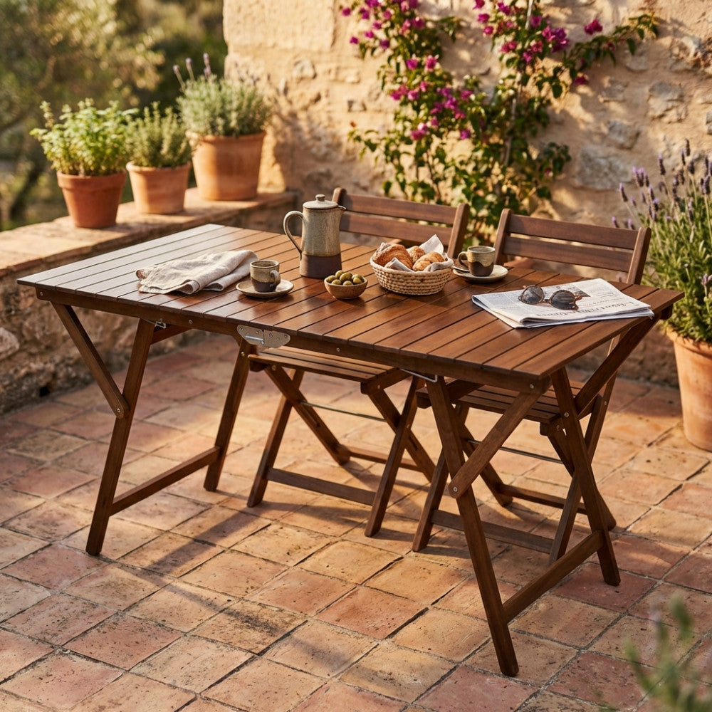 Dettaglio del tavolo da giardino in legno massello con colazione all'aperto, circondato da piante aromatiche e fiori.