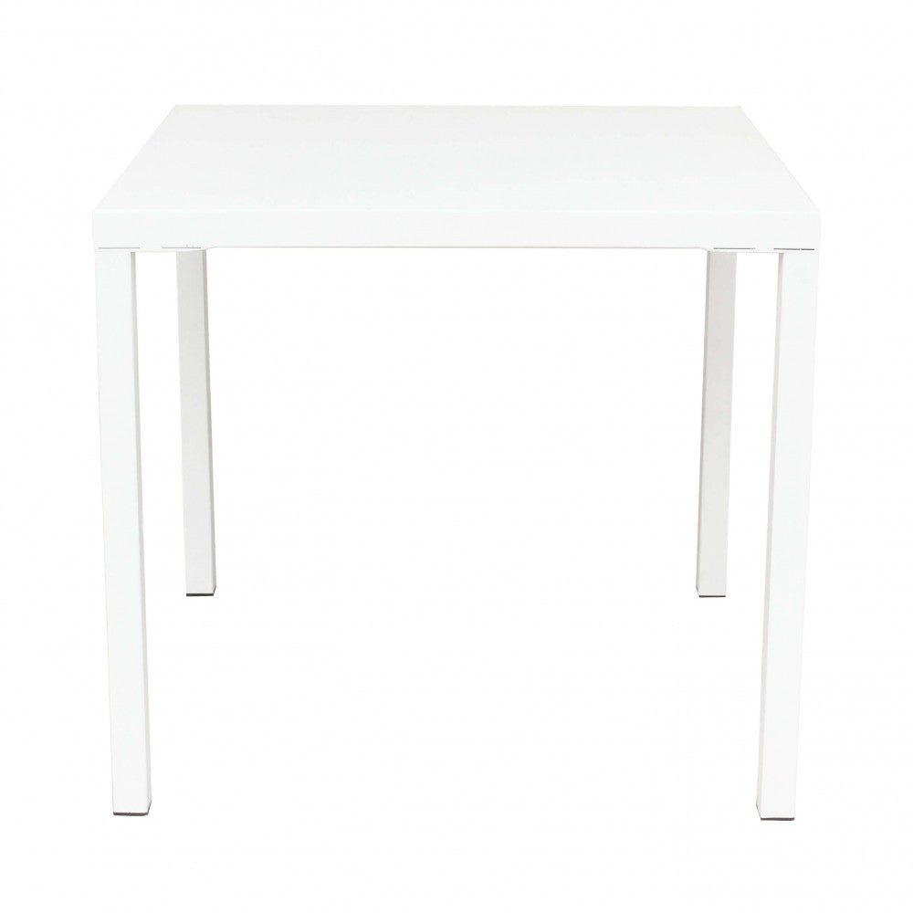 Set di tavoli Manchester impilati, che mostra la loro funzione salvaspazio e il design robusto per l'uso esterno | Albert Stock