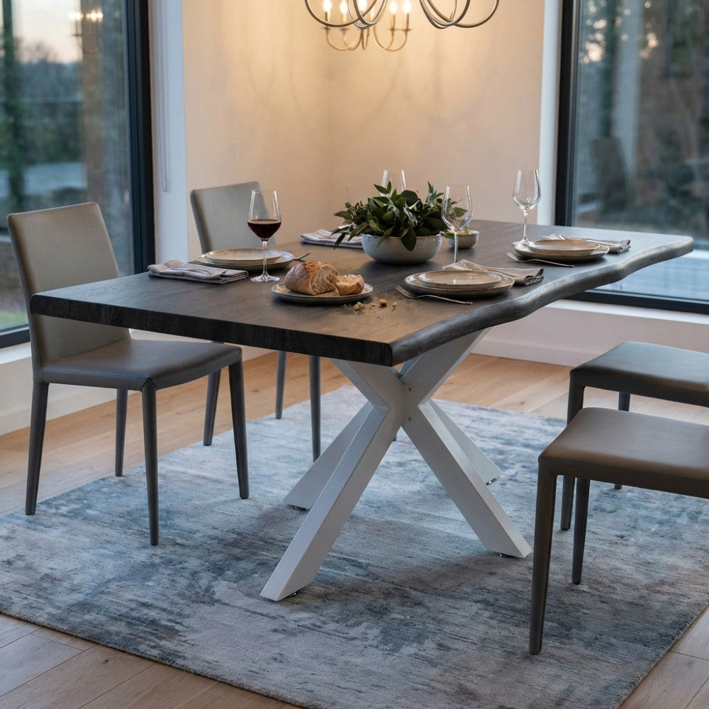 Tavolo da pranzo Floyd con piano in melaminico antracite effetto legno e base a croce bianca, allestito in una sala da pranzo moderna.