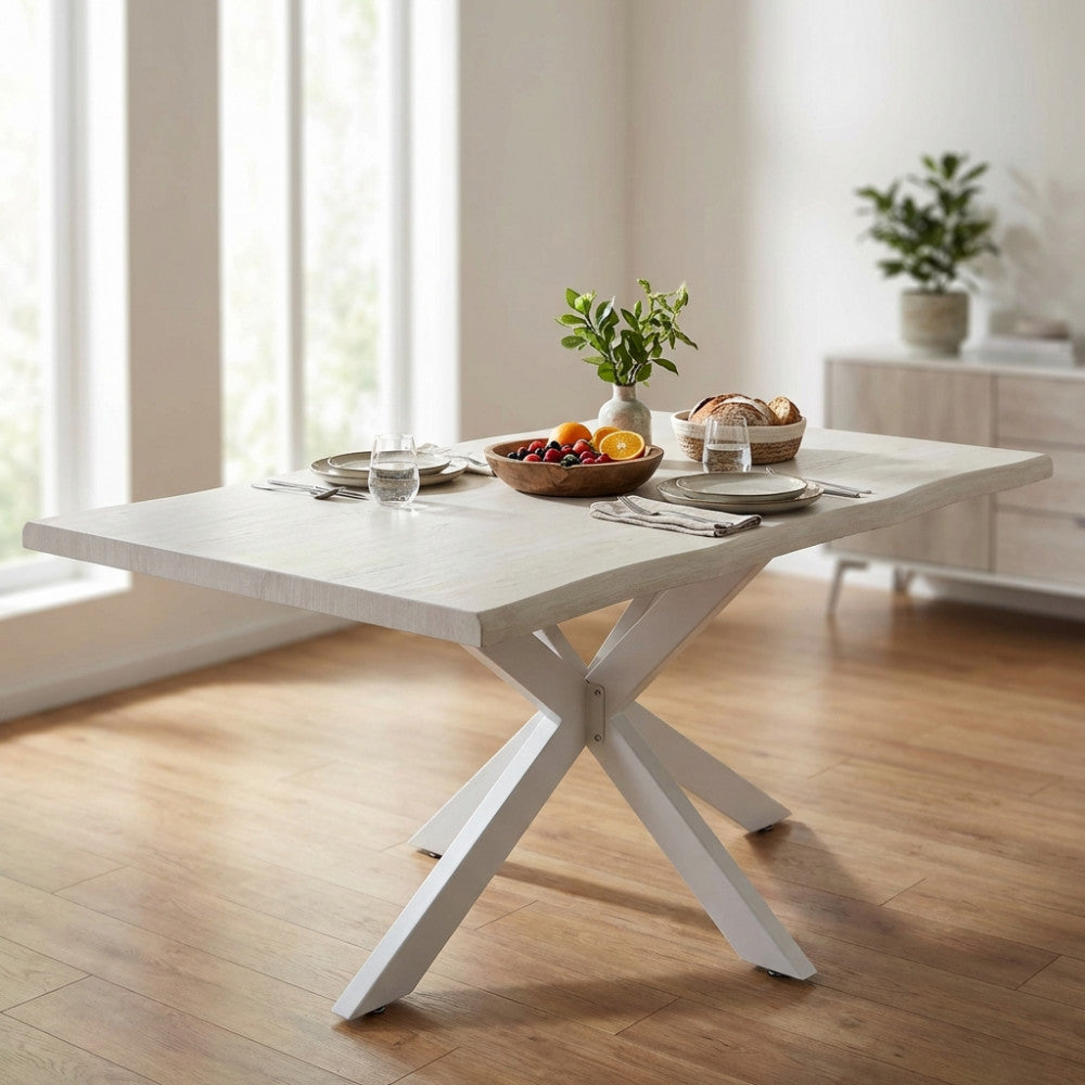 Dettaglio del tavolo Floyd bianco effetto legno con centrotavola e sedute eleganti.