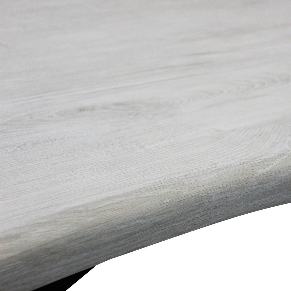 Texture realistica effetto legno sulla superficie in melaminico bianco del tavolo da pranzo.