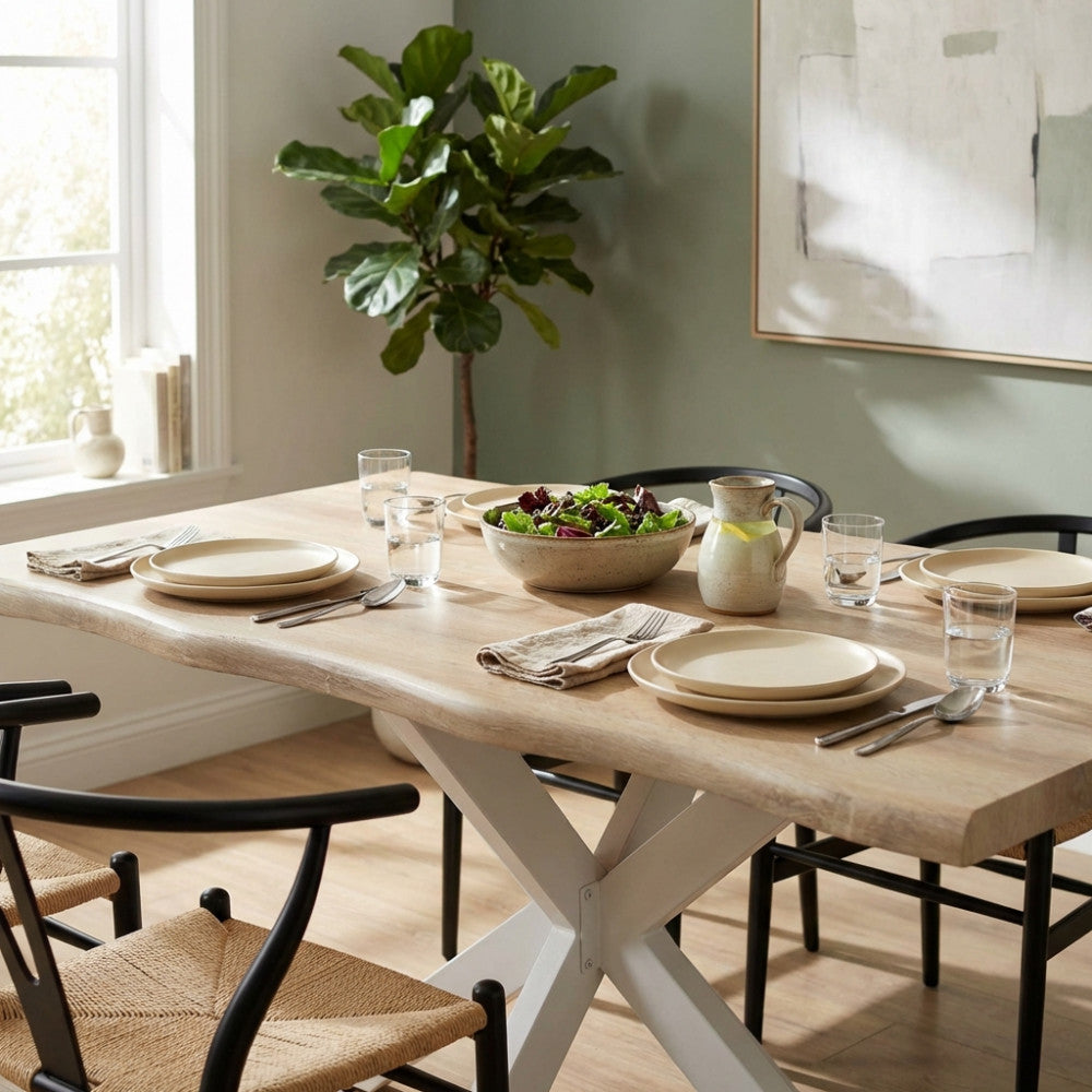 Dettaglio del tavolo da pranzo Floyd apparecchiato con ceramiche artigianali e sedie in legno nero, immerso nella luce naturale.