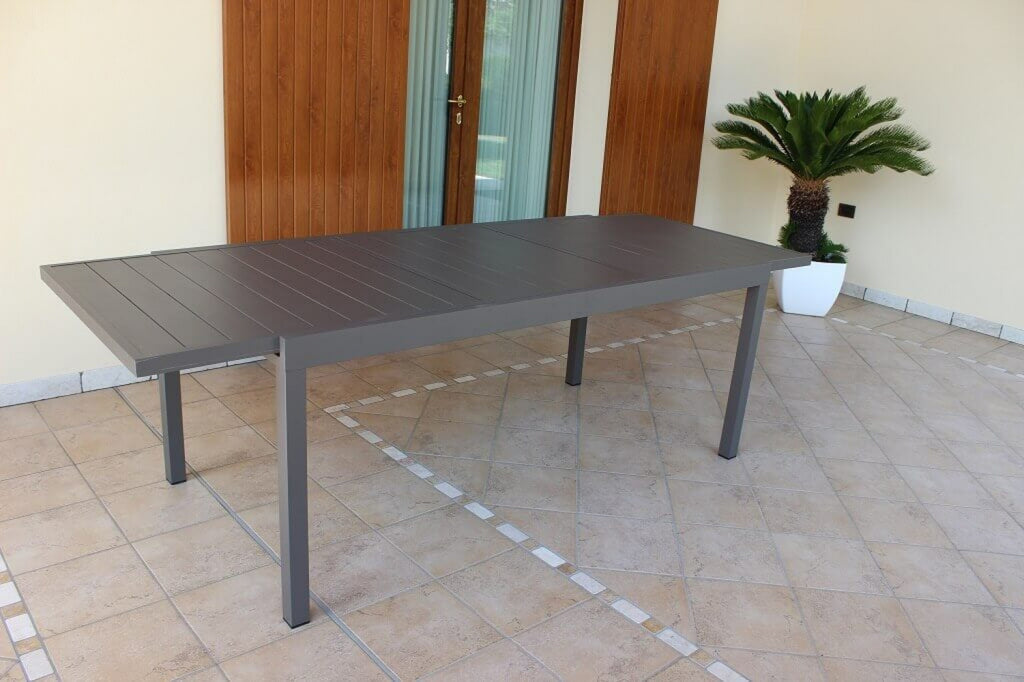 Tavolo Formentera completamente esteso a 240 cm su un patio piastrellato, mostrando la sua massima capienza.