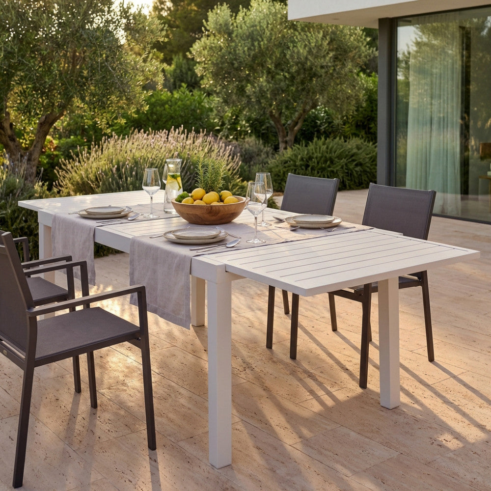Tavolo da giardino Formentera allungabile in alluminio tortora, allestito per un pranzo all'aperto con sedute coordinate.