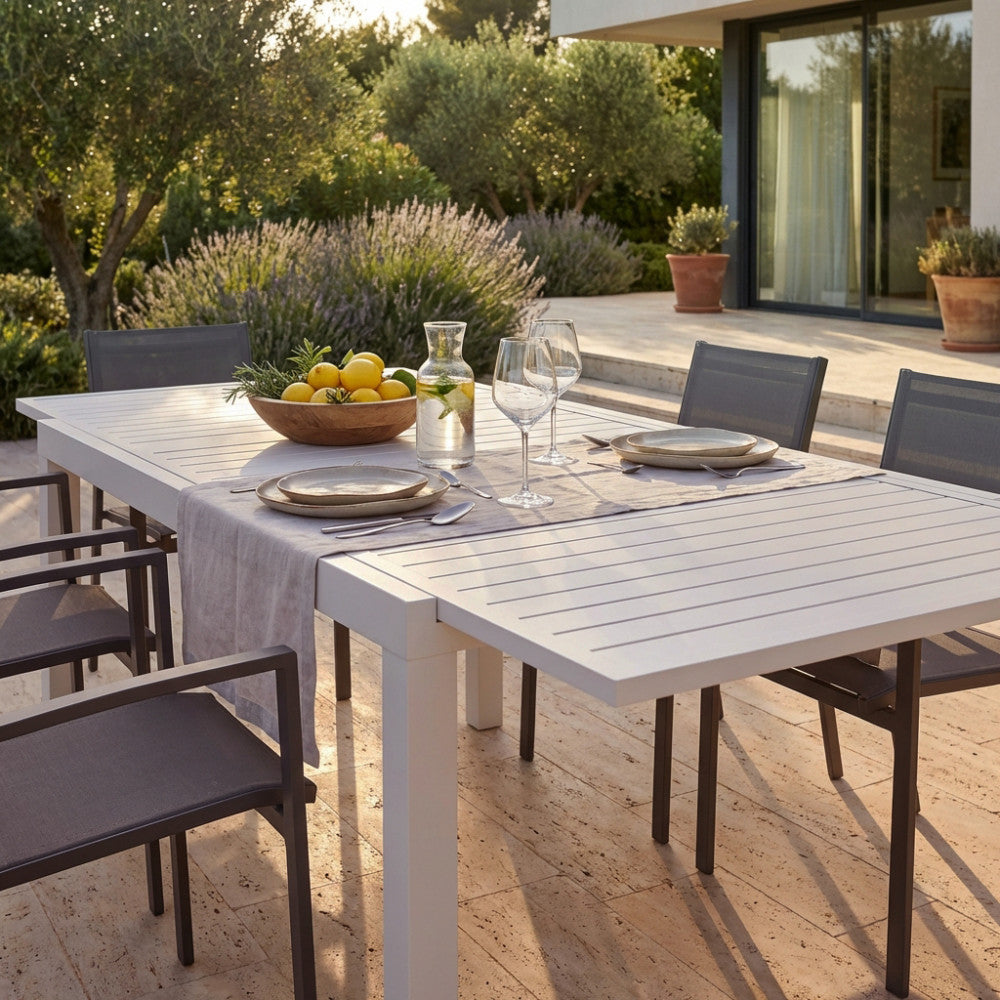 Dettaglio del tavolo da giardino Formentera in alluminio, con mise en place elegante e centrotavola rustico.