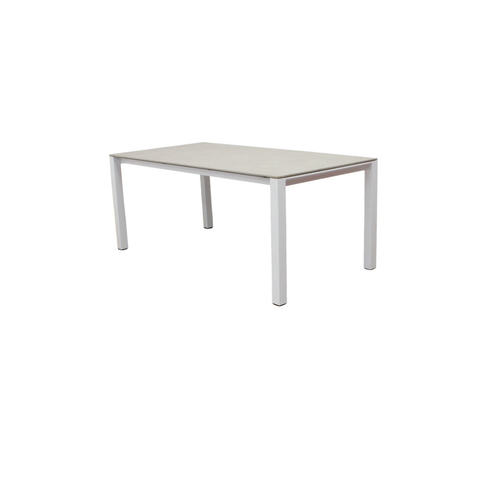 Vista angolare del tavolo da giardino Freeport nella sua configurazione chiusa da 180 cm, dal design moderno e minimalista.