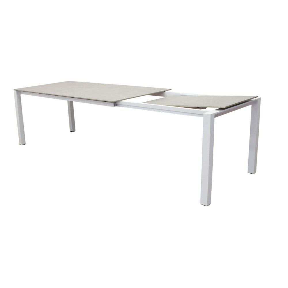 Tavolo da giardino Freeport in fase di chiusura, con la prolunga che scorre fluidamente sui binari in alluminio bianco.