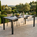 Tavolo da giardino allungabile Freeport in alluminio e pietra sinterizzata antracite allestito per un pranzo all'aperto.