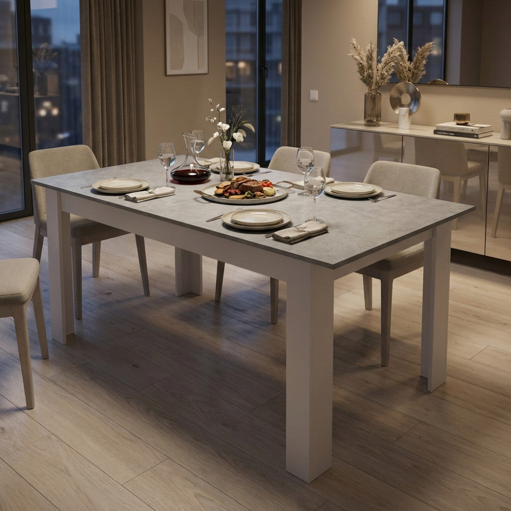 Tavolo Gemma allestito per una cena elegante con luci soffuse e stoviglie di lusso.