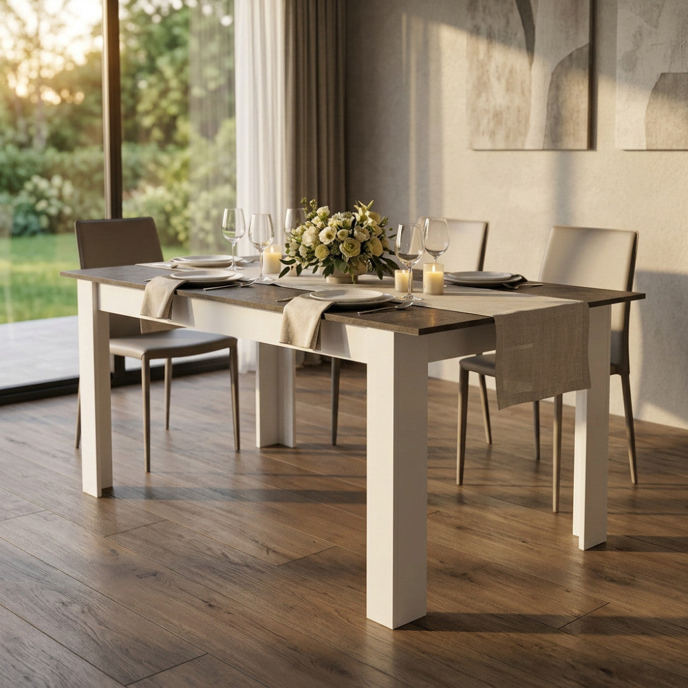 Dettaglio del tavolo da pranzo Gemma apparecchiato con runner in lino, stoviglie eleganti e decorazioni floreali in un ambiente accogliente.