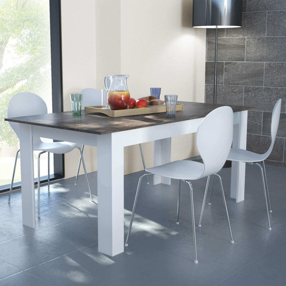 Tavolo da pranzo Gemma inserito in un contesto minimalista con sedie bianche dal design contemporaneo e pavimento in piastrelle grigie.