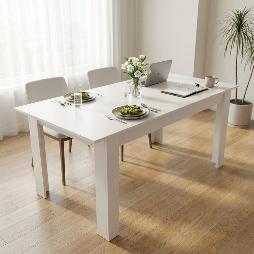 Tavolo da pranzo bianco Gemma utilizzato come elegante postazione di lavoro e area pranzo in un ambiente moderno.