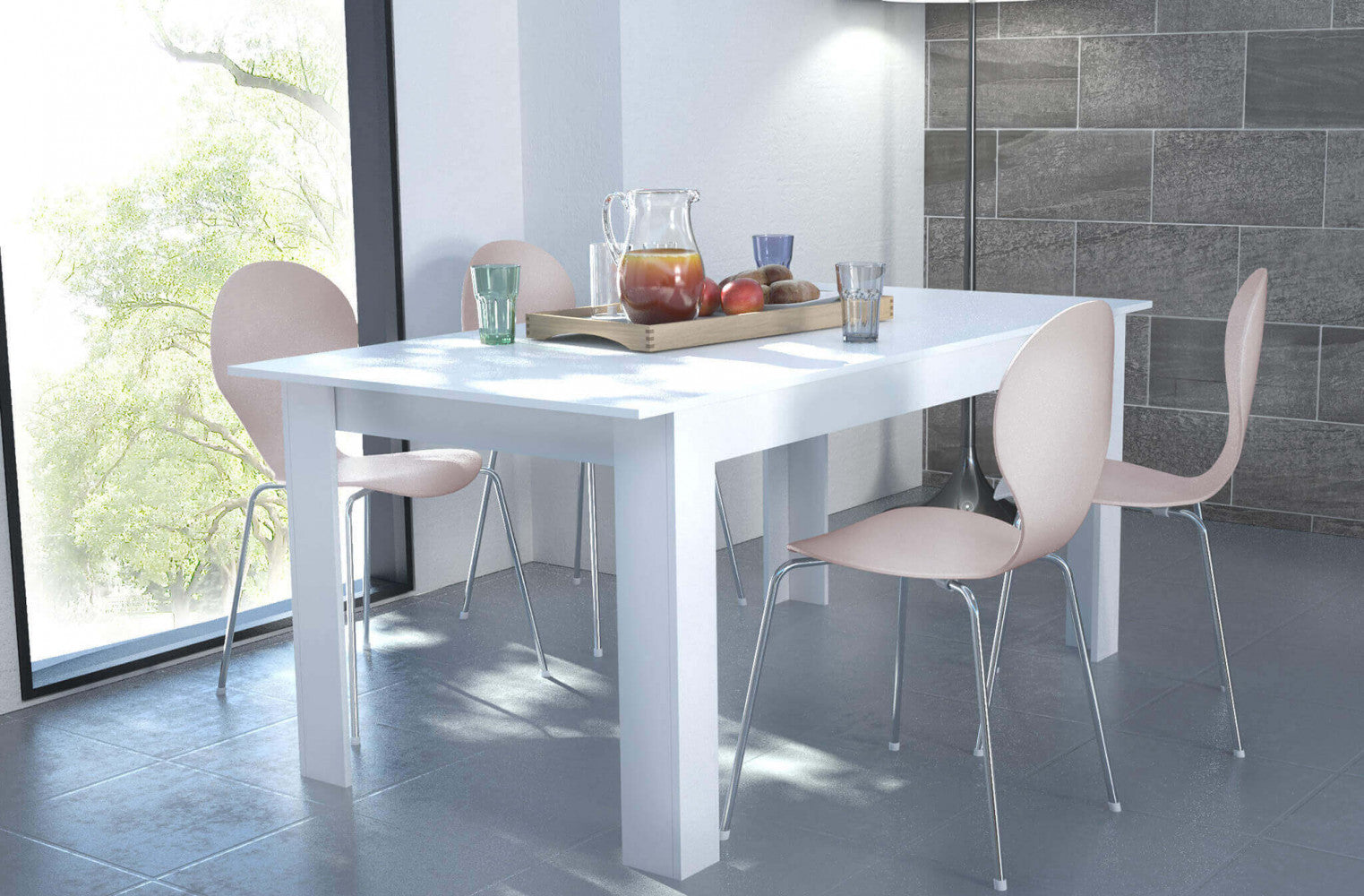 Tavolo da pranzo Gemma bianco abbinato a sedie dal design contemporaneo, vicino a una grande vetrata.