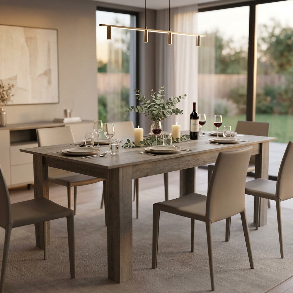 Tavolo da pranzo allungabile Gemma in rovere grigio allestito per una cena elegante in un living moderno.